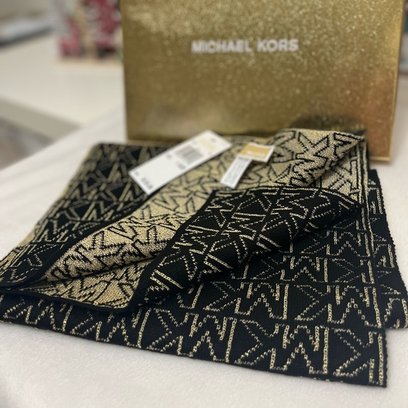 ‼️SOLD OUT‼️MK Scarf - Picture 2 of 5